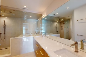 Douche, sèche-cheveux, serviettes fournies