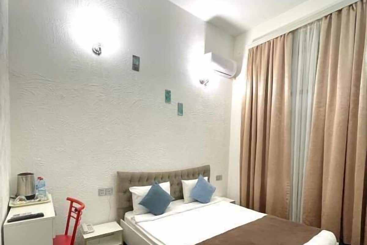 Standard Double Room | Hypo-allergenic bedding, minibar, in-room safe, desk