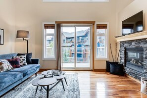 TV, fireplace - Cozy 2 BR Condo + Gym w/ Stunning Mountain View (Canmore)