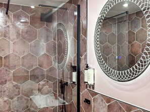 Towels - Oasis Boutique - UK51036 (Bowness-on-Windermere)