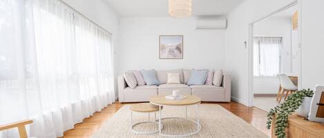 Fernseher, Tischtennisplatte