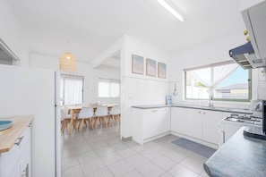 Køleskab, mikrobølgeovn, ovn, kogeplade