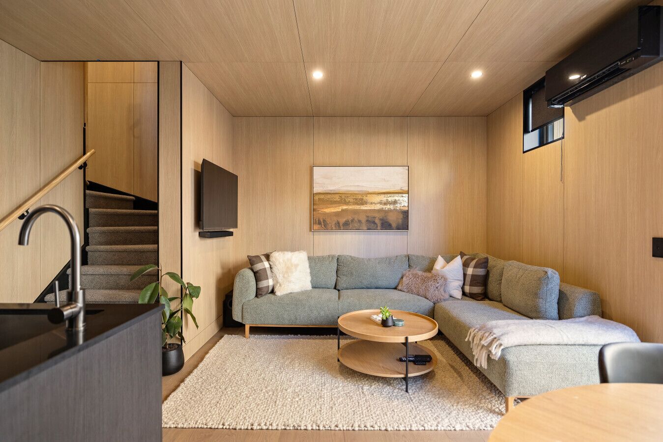 Una televisión, un reproductor estéreo