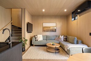 TV, stereo - Modern Queenstown 2Bed Villa (Queenstown)