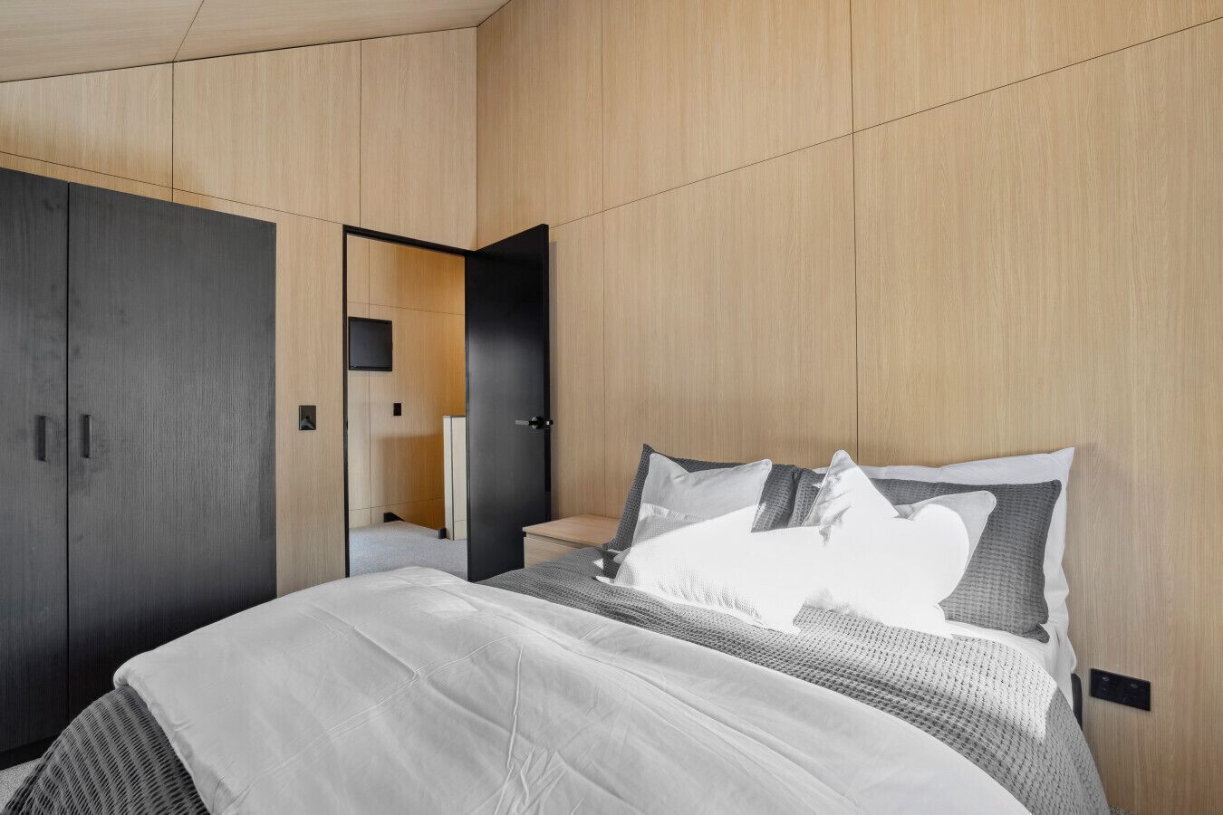 Ferros/tábuas de passar roupa, berço de viagem, Wi-Fi, roupa de cama