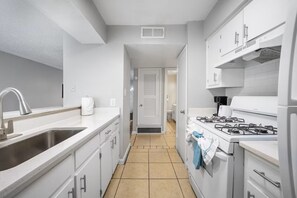 Private kitchen - 2 BR Suite 10 mins from Downtown! (Austin)