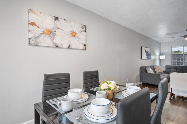 Dining - 2 BR Suite 10 mins from Downtown! (Austin)