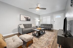 Smart TV - 2 BR Suite 10 mins from Downtown! (Austin)