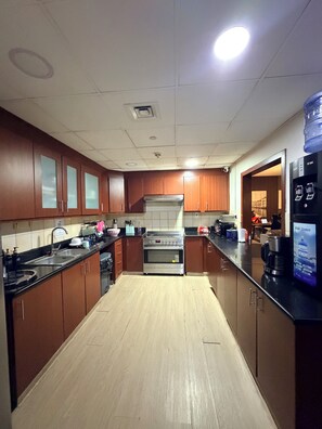 ลักซ์ชัวรี่อพาร์ทเมนท์, ระเบียง, วิวท่าเรือ | ครัวส่วนตัว | ตู้เย็นขนาดใหญ่, ไมโครเวฟ, เตาอบ, เตาประกอบอาหาร