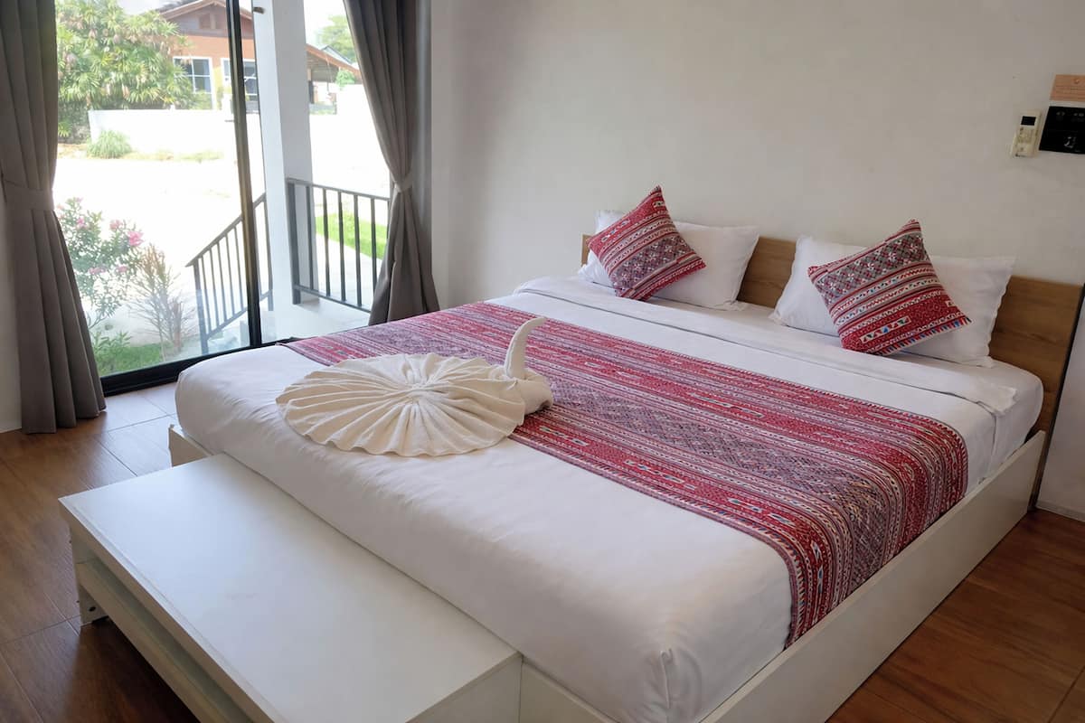 Deluxe Double Room, 1 King Bed | Desk, laptop workspace