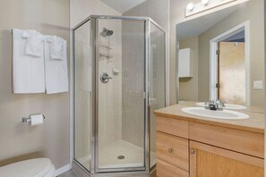 Hair dryer, towels - Stylish Mountain View Condo with Gym (Canmore)