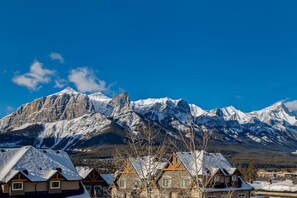 Exterior - Stylish Mountain View Condo with Gym (Canmore)