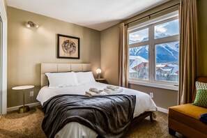 2 bedrooms, iron/ironing board, free WiFi, bed sheets - Stylish Mountain View Condo with Gym (Canmore)