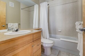 Hair dryer, towels - Stylish Mountain View Condo with Gym (Canmore)