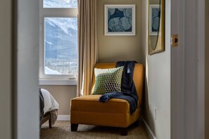 Interior - Stylish Mountain View Condo with Gym (Canmore)