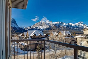 Property grounds - Stylish Mountain View Condo with Gym (Canmore)