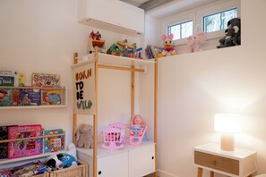 Children’s area - Luxury 5BR Ensuite Villa w/ Pool & AC – Fully Renovated - Cannes (Cannes)