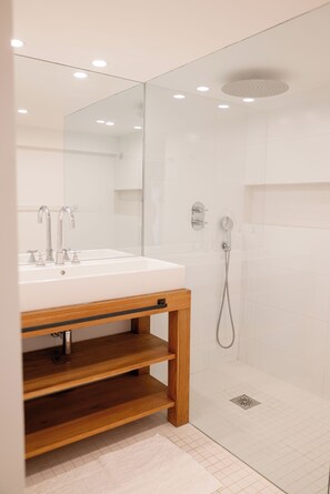 Shower, hair dryer, bidet, towels - Luxury 5BR Ensuite Villa w/ Pool & AC – Fully Renovated - Cannes (Cannes)