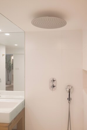 Shower, hair dryer, bidet, towels - Luxury 5BR Ensuite Villa w/ Pool & AC – Fully Renovated - Cannes (Cannes)