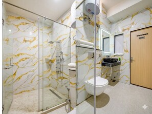 Deluxe Double Room | Bathroom | Shower, towels, soap, shampoo - Hotel Aero Home Prime (New Delhi)