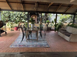 Outdoor dining - Bespoke weekend cottage (Glenfield)