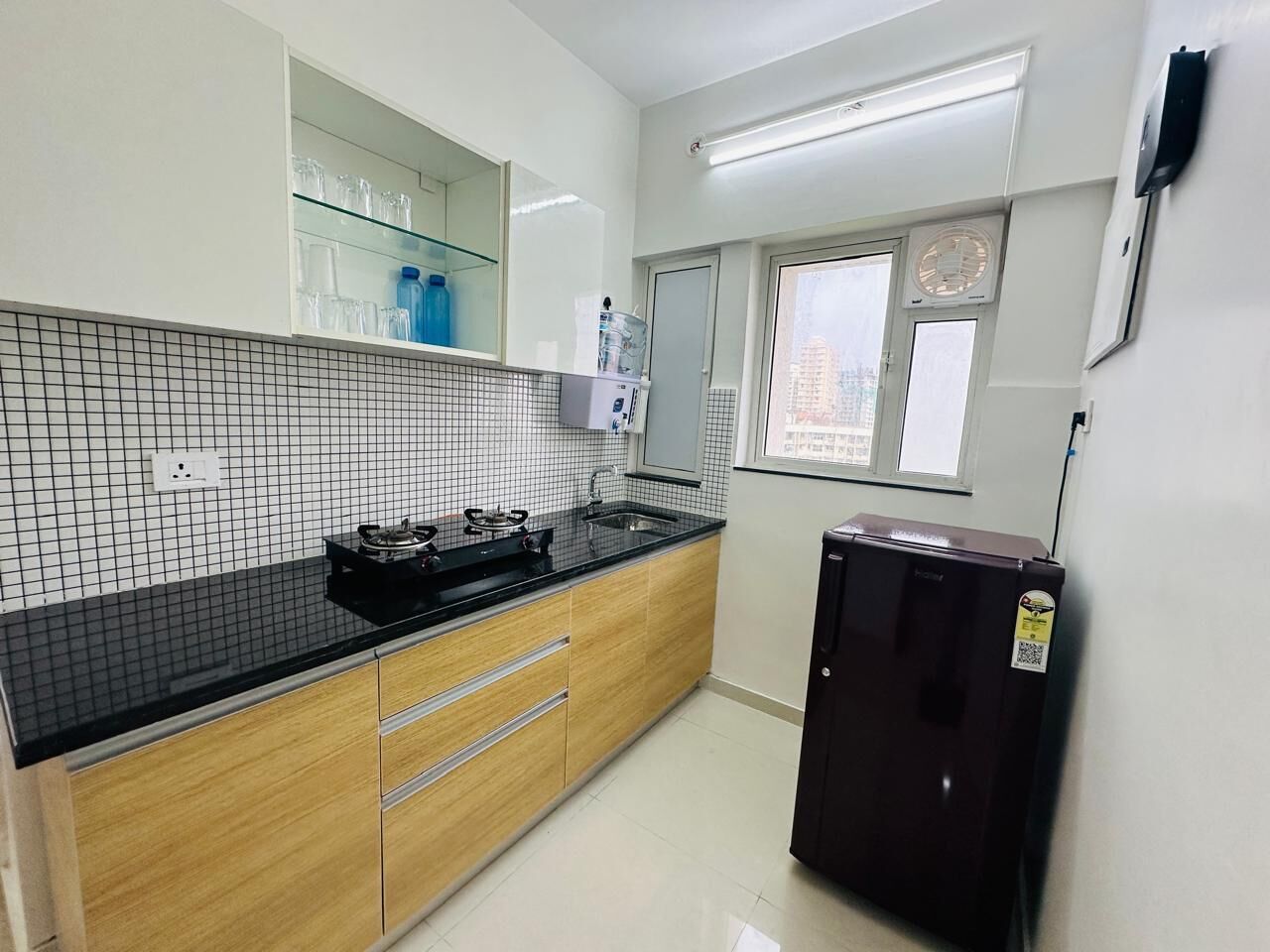 Fridge, stovetop, cookware/dishes/utensils, dining tables