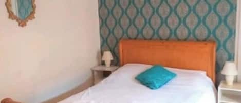 4 bedrooms, iron/ironing board, internet, bed sheets