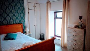 4 slaapkamers, een strijkplank/strijkijzer, internet, beddengoed