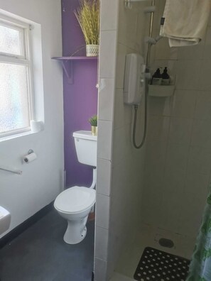 Een douche, een haardroger, handdoeken