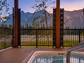 Outdoor spa tub - Cozy 3BR Mountainside Haven Near Banff (Harvie Heights)