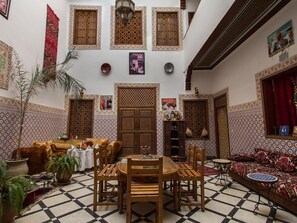 Dining - Zimmer "Riad Dar Ahl Tadla" im Herzen von Fes by Interhome (Fès)