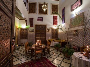 Dining - Zimmer "Riad Dar Ahl Tadla" im Herzen von Fes by Interhome (Fès)