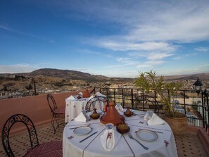 Outdoor dining - Zimmer "Riad Dar Ahl Tadla" im Herzen von Fes by Interhome (Fès)