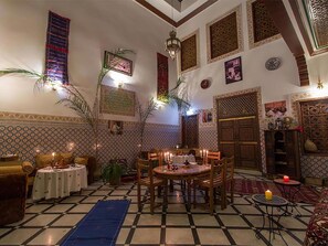 Dining - Zimmer "Riad Dar Ahl Tadla" im Herzen von Fes by Interhome (Fès)
