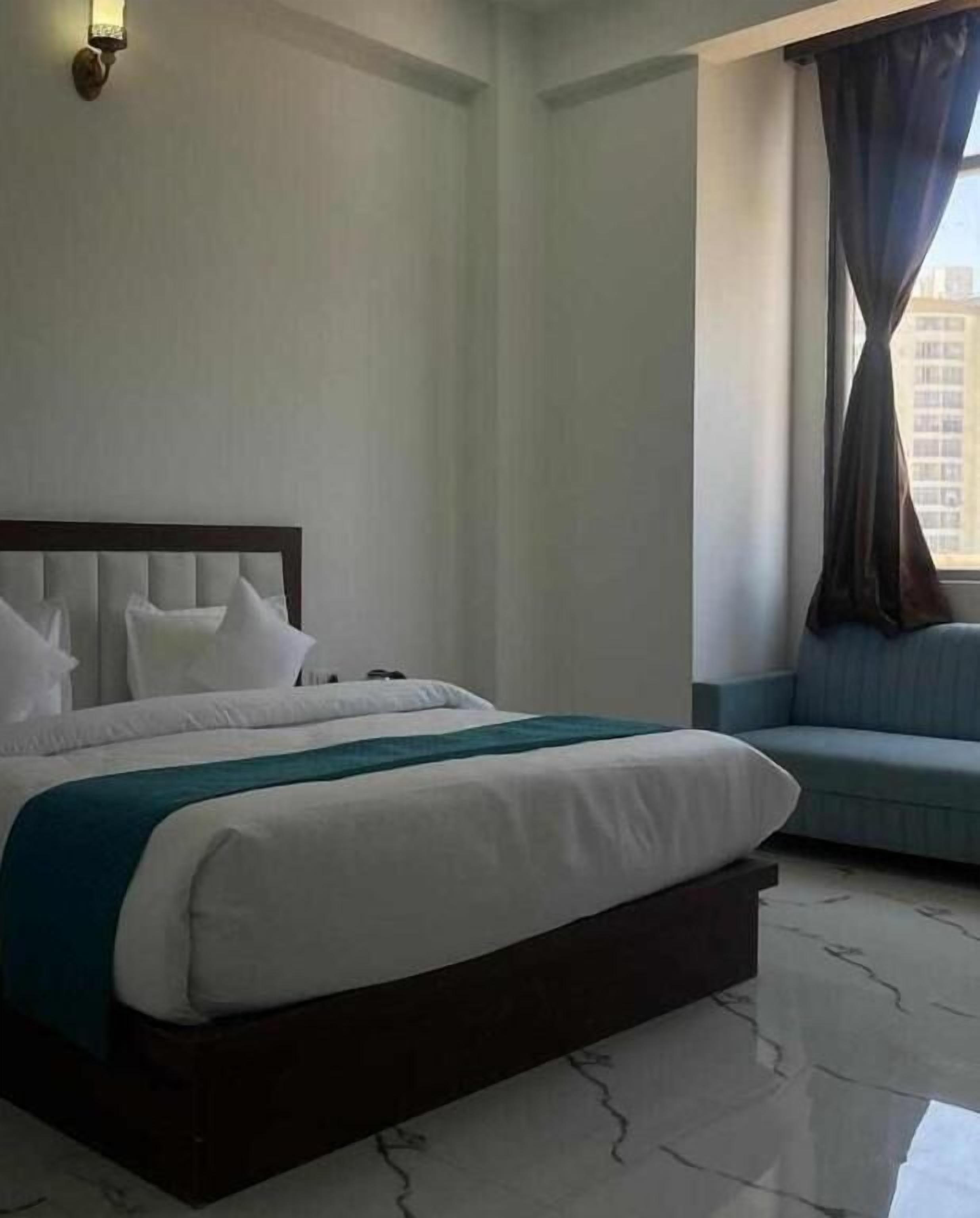 In-room safe, soundproofing, iron/ironing board, free WiFi