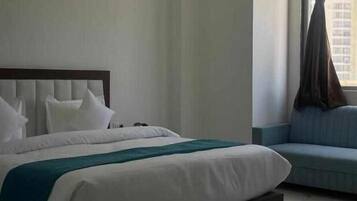 In-room safe, soundproofing, iron/ironing board, free WiFi