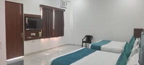 خزنة داخل الغرفة وتجهيزات عازلة للصوت ومكواة/لوح كي وواي فاي مجانًا