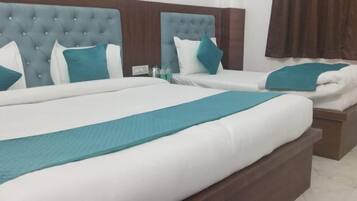 In-room safe, soundproofing, iron/ironing board, free WiFi