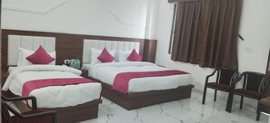 خزنة داخل الغرفة وتجهيزات عازلة للصوت ومكواة/لوح كي وواي فاي مجانًا