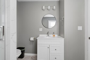 Hair dryer, towels, toilet paper - Cozy&Spacious 6Br home in Newton + Parking (Newton)