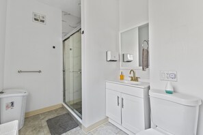 Hair dryer, towels, toilet paper - Cozy&Spacious 6Br home in Newton + Parking (Newton)