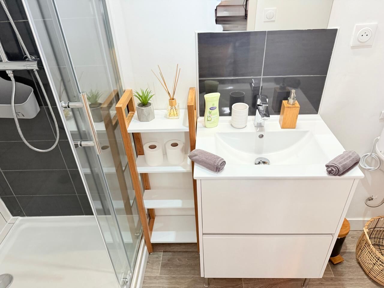 Een douche, een haardroger, handdoeken, zeep