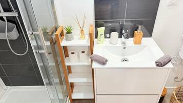 Een douche, een haardroger, handdoeken, zeep