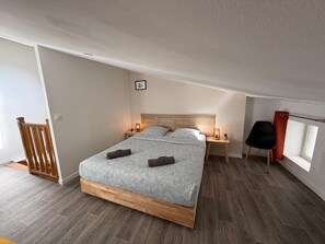 Tabla de planchar con plancha, wifi y ropa de cama