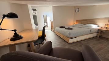 Een strijkplank/strijkijzer, wifi, beddengoed