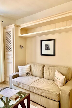 Living area - Charmante Wohnung im historischen Zentrum by Interhome (Saint-Tropez)