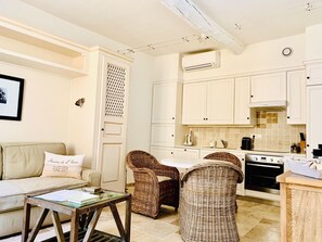 Living area - Charmante Wohnung im historischen Zentrum by Interhome (Saint-Tropez)