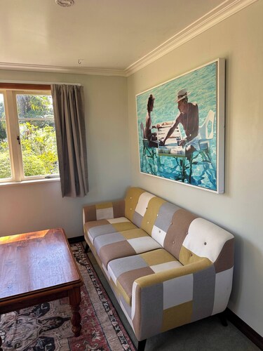 Tranquil Early 1900s Retreat in Auckland with Free Parking