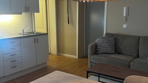 Une cuisine moderne avec des meubles gris et une table à manger en bois.