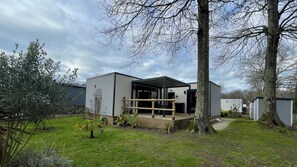 Exterior - Comfortable ecolodge with heated swimming pool and jacuzzi open all year round (Les Mathes)